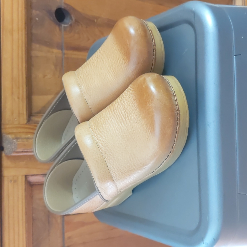 Dansko Professional Honey Distressed Clog.  Size 39 wide.